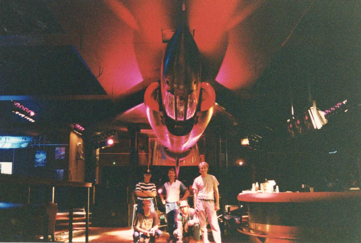  Turkuun puutarhakadulle avattiin 1991 ensimmäinen modernin                                                         valoshown lasereineen tarjoava Time-Out yökerho. Vanha                                                            elokuvateatteri oli korkea tila, jonka kattoon oli asennettu aito                                                             Mirage 3C vm. 1965. Kuvassa lentokoneen asennusryhmä.